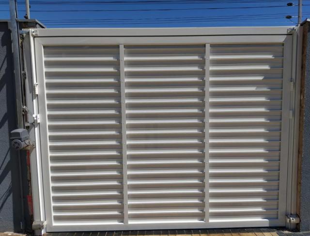 	 Portão Elevação em Alumínio